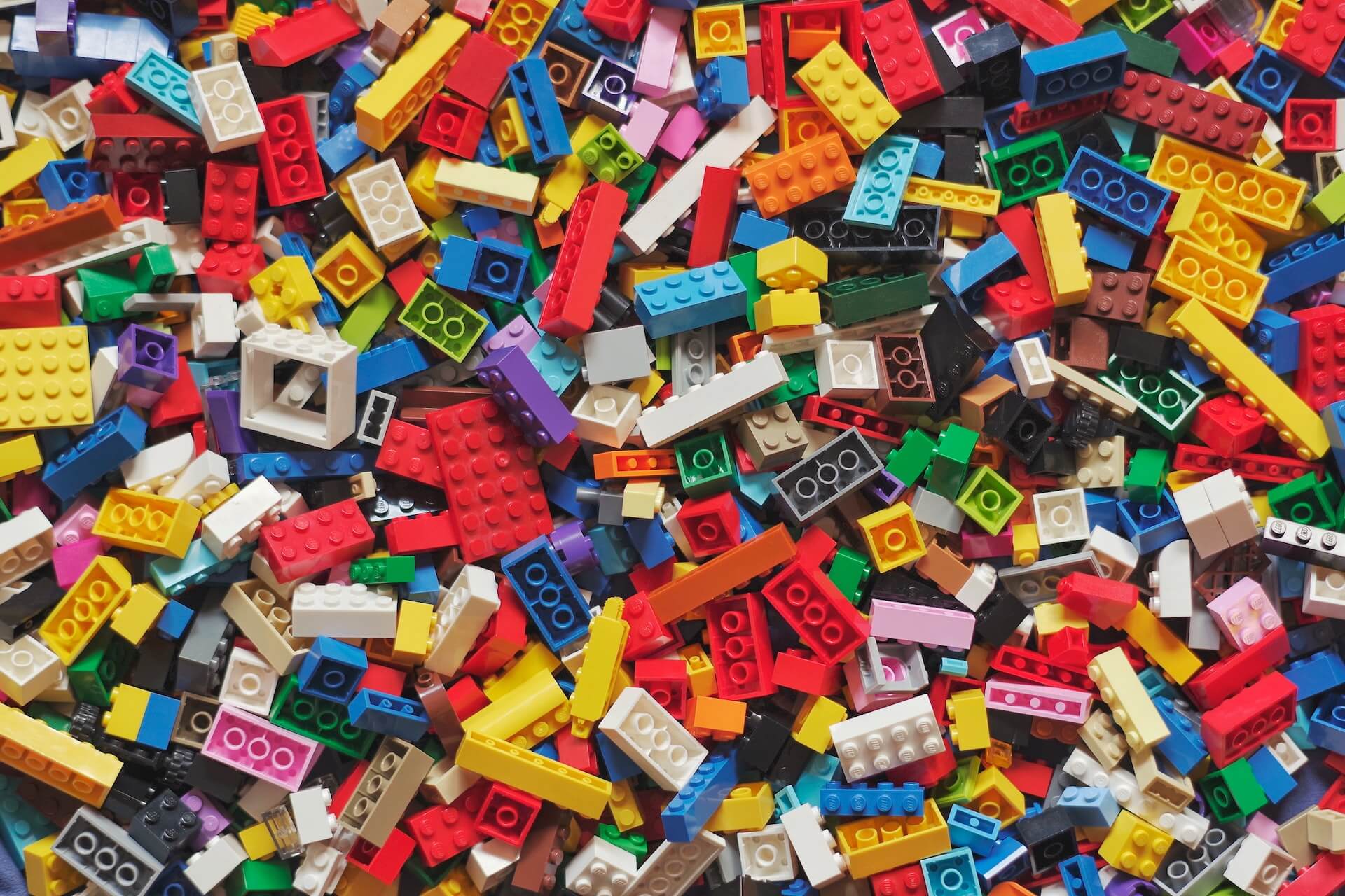 A lego kocka olyan, mint a kulcszó: ebből tudunk építkezni.
